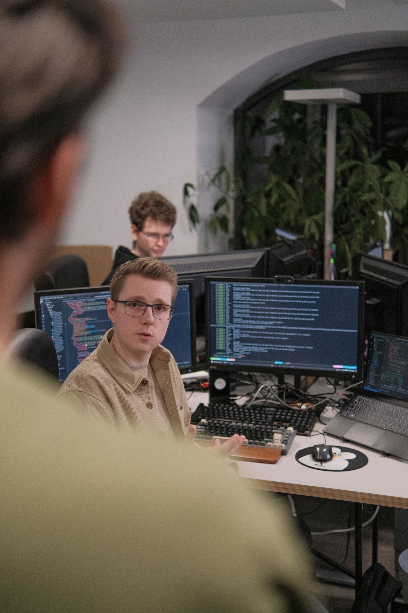 Entwickler von PCT digital im Gespräch am Arbeitsplatz