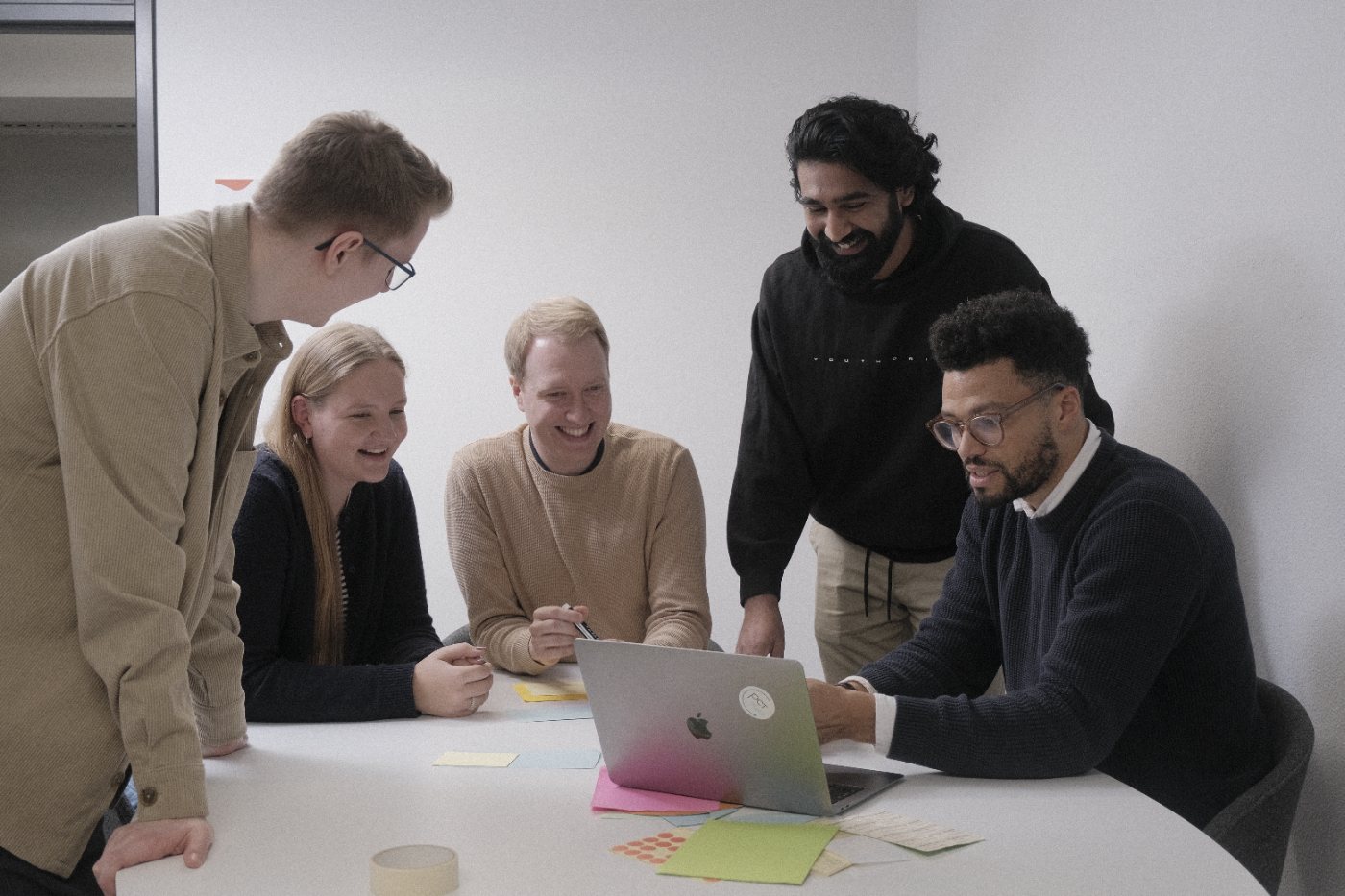 Team von PCT digital bei einer Besprechung am Laptop